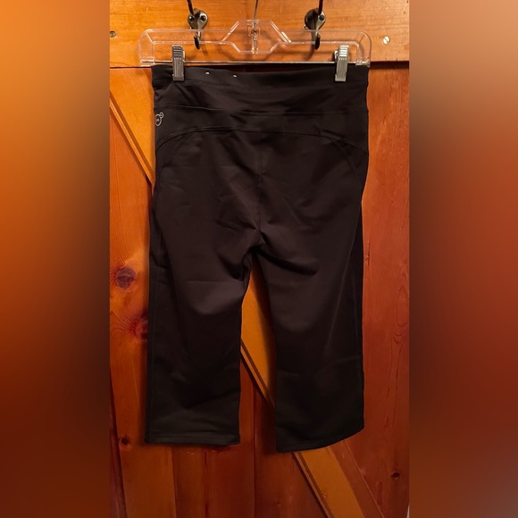 Puma athletic capris size small - Picture 2 of 4